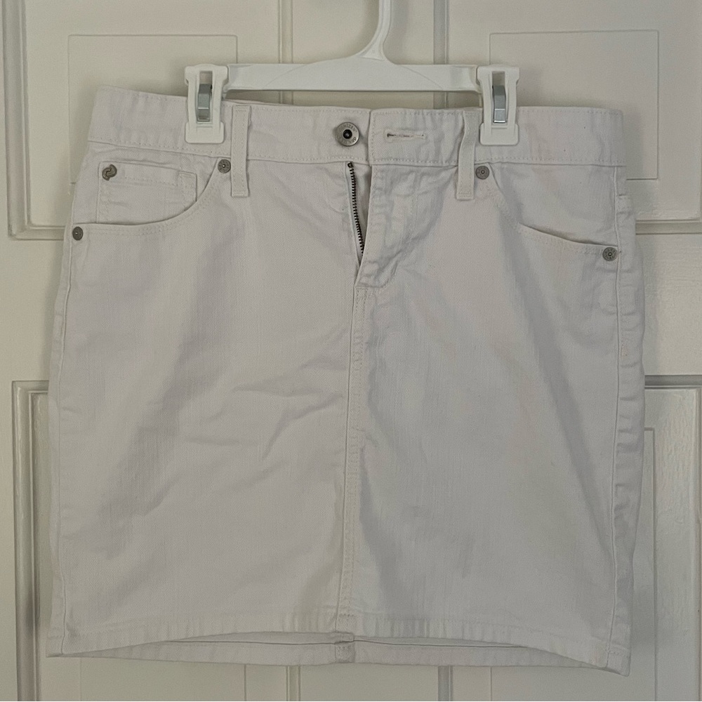 Levi’s Denizen White Jean Skirt (size 8)